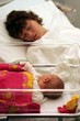 Maman et nourisson dormant à la maternité de l'hôpital