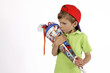 Schulanfänger küsst Schultüte