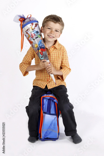 Foto: Schulanfänger mit Schultüte und Schultasche Schulanfänger mit Schultüte und Schultasche