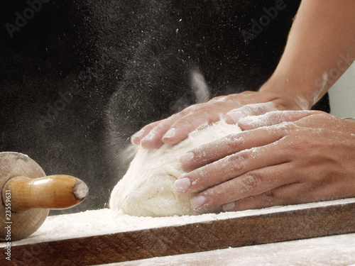 Photo : Amasando masa. Amasando masa.