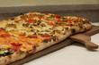 pizza a metro su tagliere