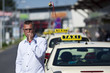 Foto: Taxifahrer wartet auf Gäste Taxifahrer wartet auf Gäste