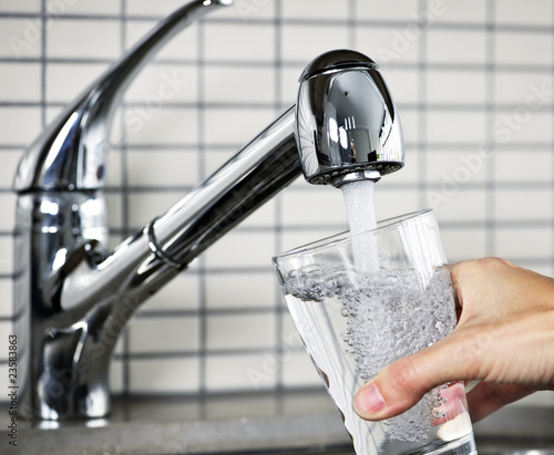 Photo : Filling glass of tap water Filling glass of tap water