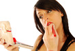 Ragazza mette il rossetto Ragazza mette il rossetto