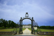 Images : Eingang zum Schloss Montgeoffroy im Loiretal