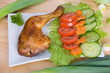 Hähnchenschenkel an Salat