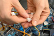 Foto: Hände eines Elektrotechnikers im Einsatz Hände eines Elektrotechnikers im Einsatz