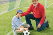 Foto: Großvater, Enkel, Fußball Großvater, Enkel, Fußball