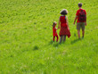 Familie in Rot im Grünen