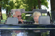 Rentnerpaar im Cabriolet