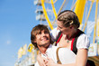 Paar in Tracht flirtet vor Riesenrad