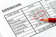 Zahlen einer Statistik mit Rotstift. Amerikanisch.