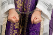 Missbrauch in Kirche. Pfarrer mit Handschellen