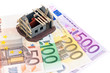 Euro Geldscheine und Rohbau eines Hauses
