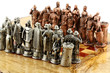 échiquier bois et figurines métal, fond blanc échiquier bois et figurines métal, fond blanc