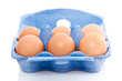 Boite d'oeufs sur fond blanc