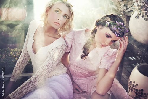 Foto: Cute young women posing Cute young women posing