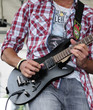 guitare électrique, mains et médiator