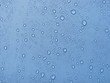 Gouttes d'eau dans l'azur.