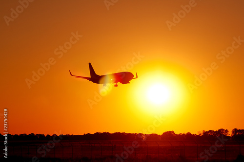 Photo: Flugzeug im Sonnenuntergang Flugzeug im Sonnenuntergang