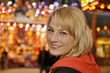 Junge Frau auf Kirmes
