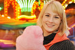 Junge Frau mit Zuckerwatte auf Kirmes