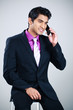 businessman homme d'affaire métis indien téléphone portable