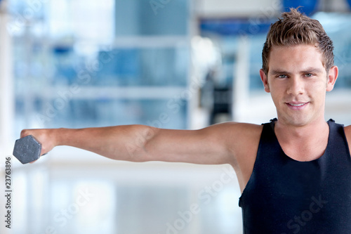 Foto: man lifting weights man lifting weights