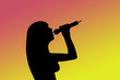 Silhouette einer Sängerin Silhouette einer Sängerin