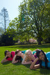Vier Frauen entspannen im Park