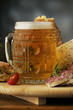 Birra chiara con fette di salame