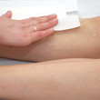 esteticista depilando las piernas