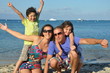 famille heureuse sur la plage - vacances d'été