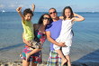 famille heureuse à la plage