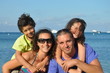 famille heureuse en vacances à la mer