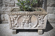 Foto: Ancient marble flowerpot. Ancient marble flowerpot.