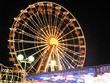 Grande roue dans un parc d'attraction la nuit