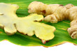rhizome de gingembre sur feuille rhizome de gingembre sur feuille
