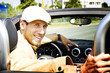 Mann im Cabrio