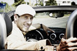 junge Mann im Cabrio