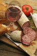 Vino rosso con salame