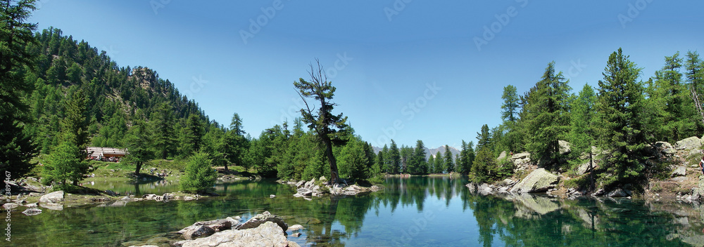 bergsee mit alm