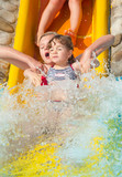 Kinder an der Wasserrutsche
