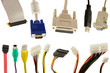 várias fichas de ligação e cabos de computador em fundo branco várias fichas de ligação e cabos de computador em fundo branco