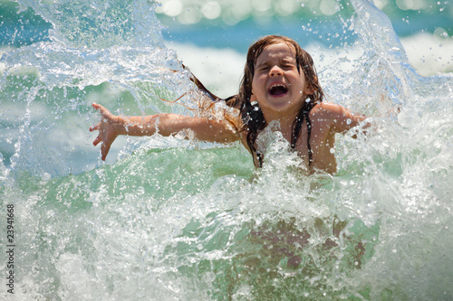 Foto: Little girl at sea in sunny day Little girl at sea in sunny day