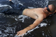 allongé dans l'eau