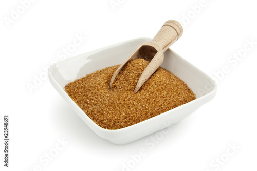 Foto: kleine holzschaufel in schüssel mit braunem zucker kleine holzschaufel in schüssel mit braunem zucker