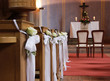 Blumendekoration in Kirche
