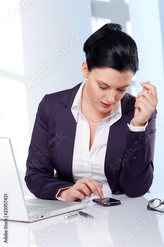 business woman fixing a date on a smartphone