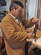 Foto: Falegname con trapano manuale Falegname con trapano manuale